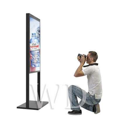 ² ajustable de la longitud los 2500cd/M del soporte del piso que hace publicidad de las pantallas duales de la exhibición del quiosco
